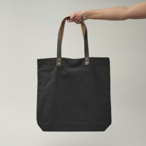 BOLSA DE USO PERSONAL COLOR NEGRO CON MANILLAS DE CUERO 45X45X8 CM