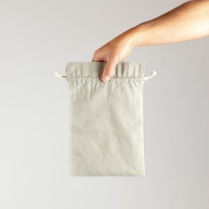 SAQUITO DE ALGODÓN GRIS 30X20 CM